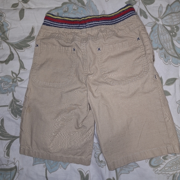 Boden youth flat front shorts in a size 7. Pre-loved in excellent condition. - Picture 2 of 7